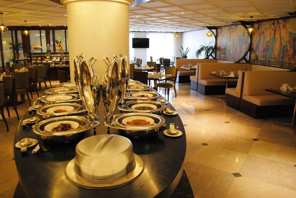 Raviz Center Point Hotel Dubai Exteriör bild