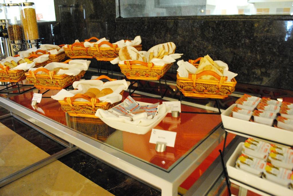 Raviz Center Point Hotel Dubai Exteriör bild
