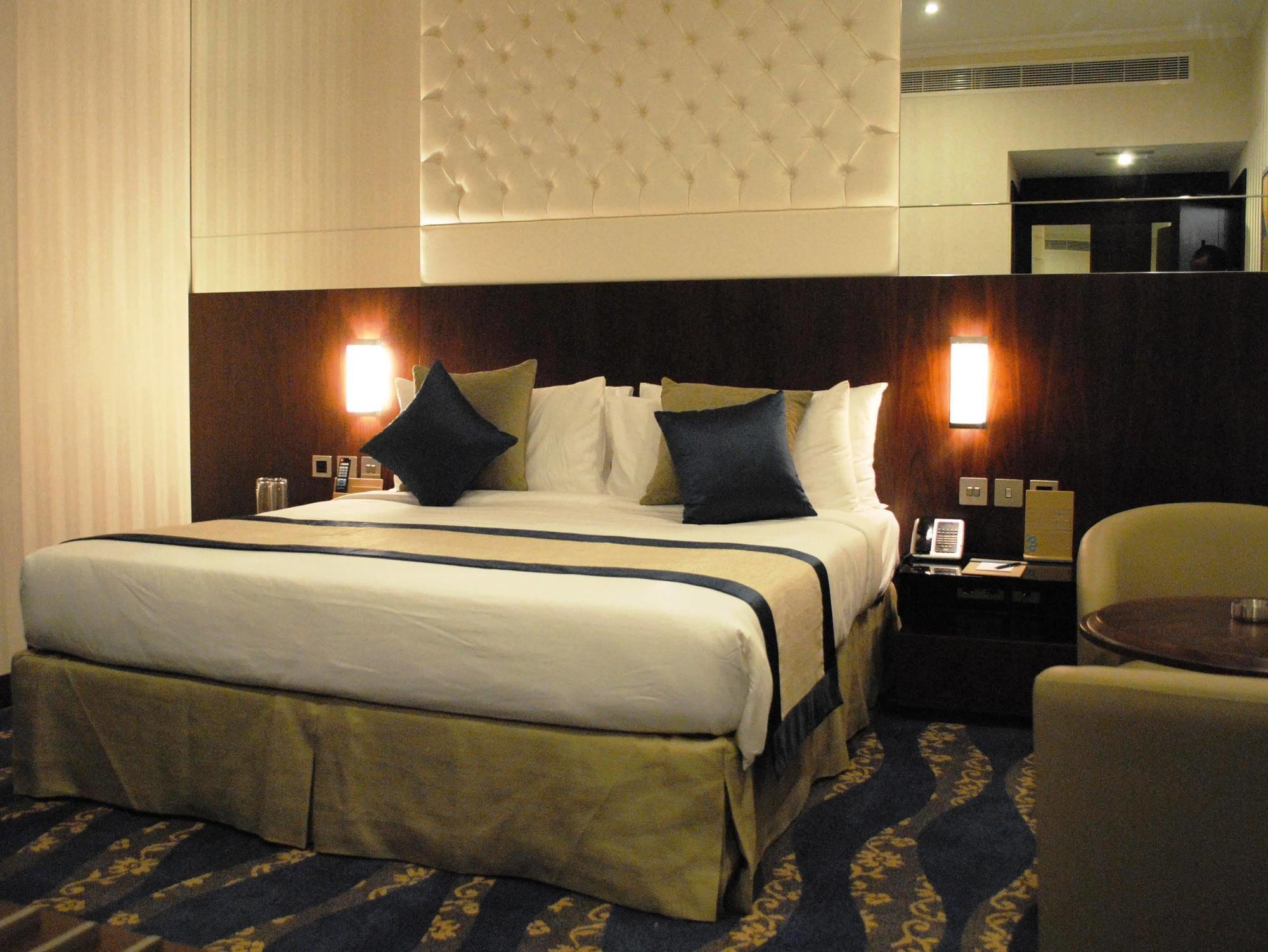 Raviz Center Point Hotel Dubai Exteriör bild